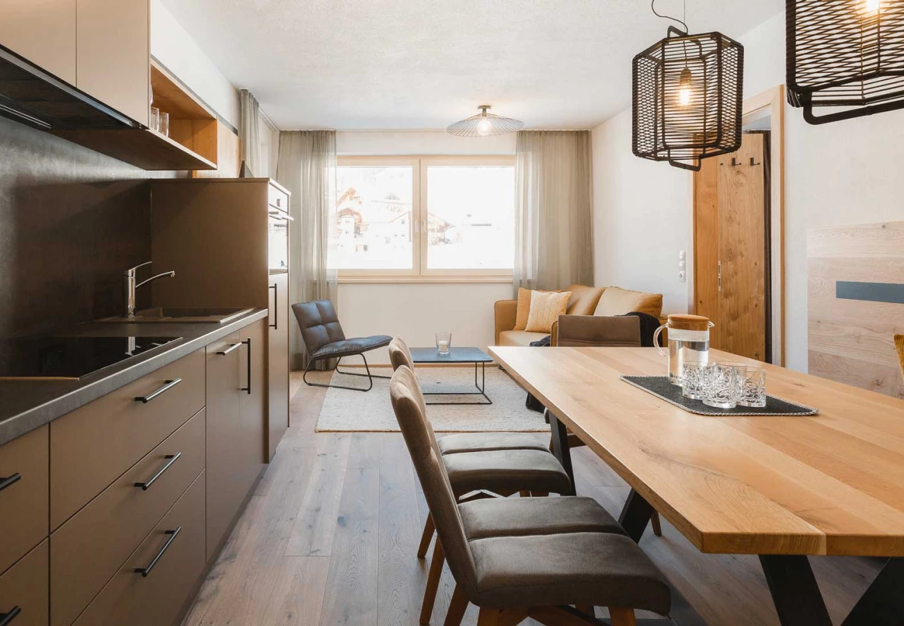 Moderner Wohnraum mit Küche und großem Esstisch