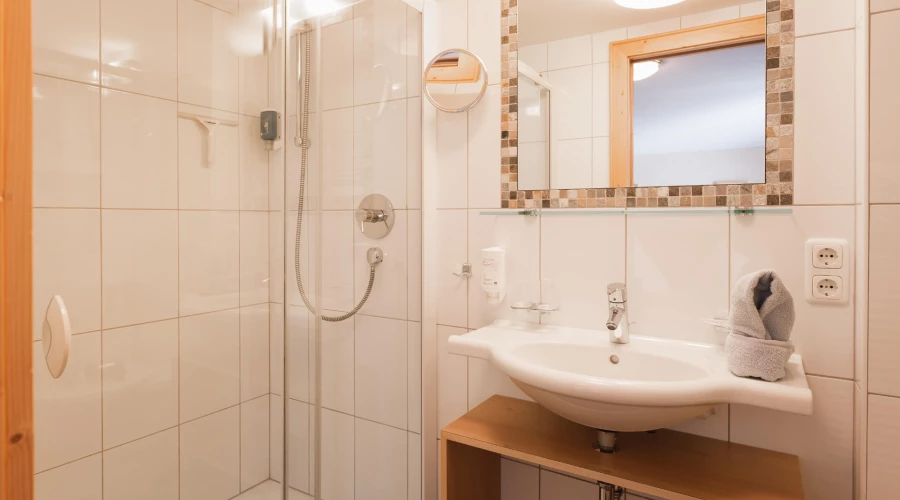 Im Doppelzimmer Ruheland ist ein Bad inkludiert, das passend zum Zimmerambiente ein besonderes Wohlfühlerlebnis erlaubt.