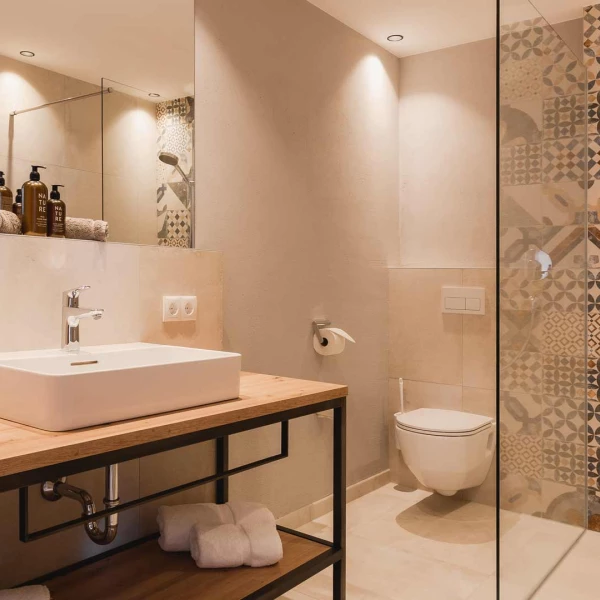 Apartment 105/205, Alpina Serfaus, Modernes Bad mit offener Dusche und eine coolem Waschtisch alles sehr freundlich eingerichtet.