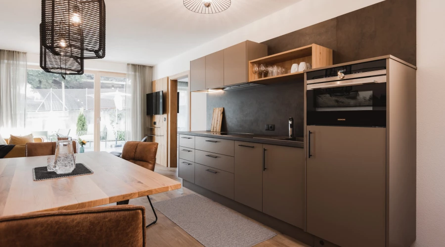 Apartment 104/204, Alpina Serfaus, Küchenblock mit großem Esstisch