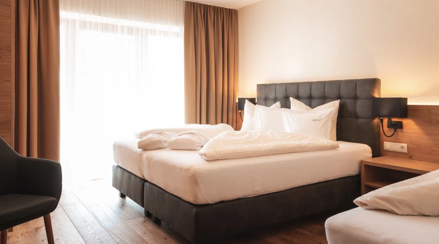Apartment Serfaus, Alpina Serfaus, das moderne stylische Doppelbett sorgt für ein Wohlfühlgefühl.