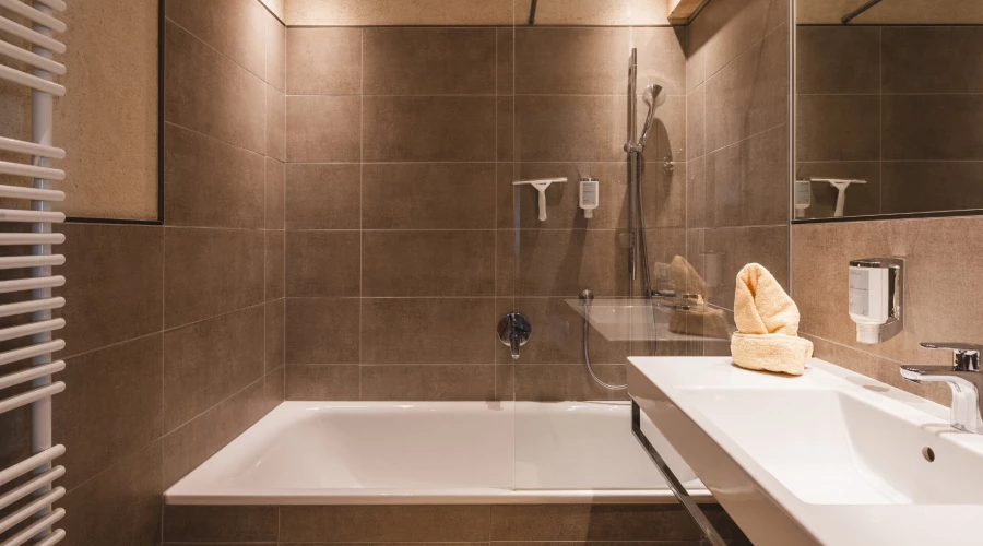 Apartment Plansegg ist ein modernes Bad inkkludiert.